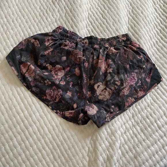 Lululemon hotty hot shorts 2.5 - low rise - like new - Picture 3 of 5
